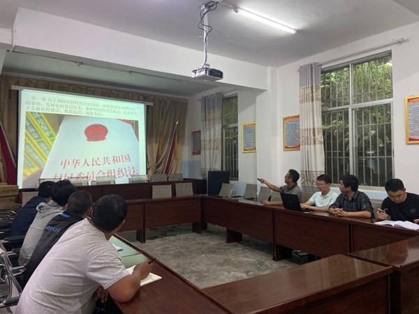 YNU officials teach Hebian villagers the law