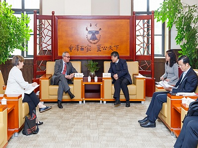 Consul General of France in Chengdu visits YNU