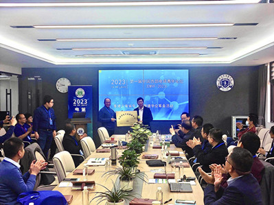 Experts gather at electron microscope forum