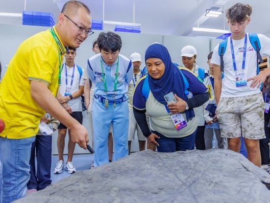 Friends from countries in BRI explore fossils at YNU