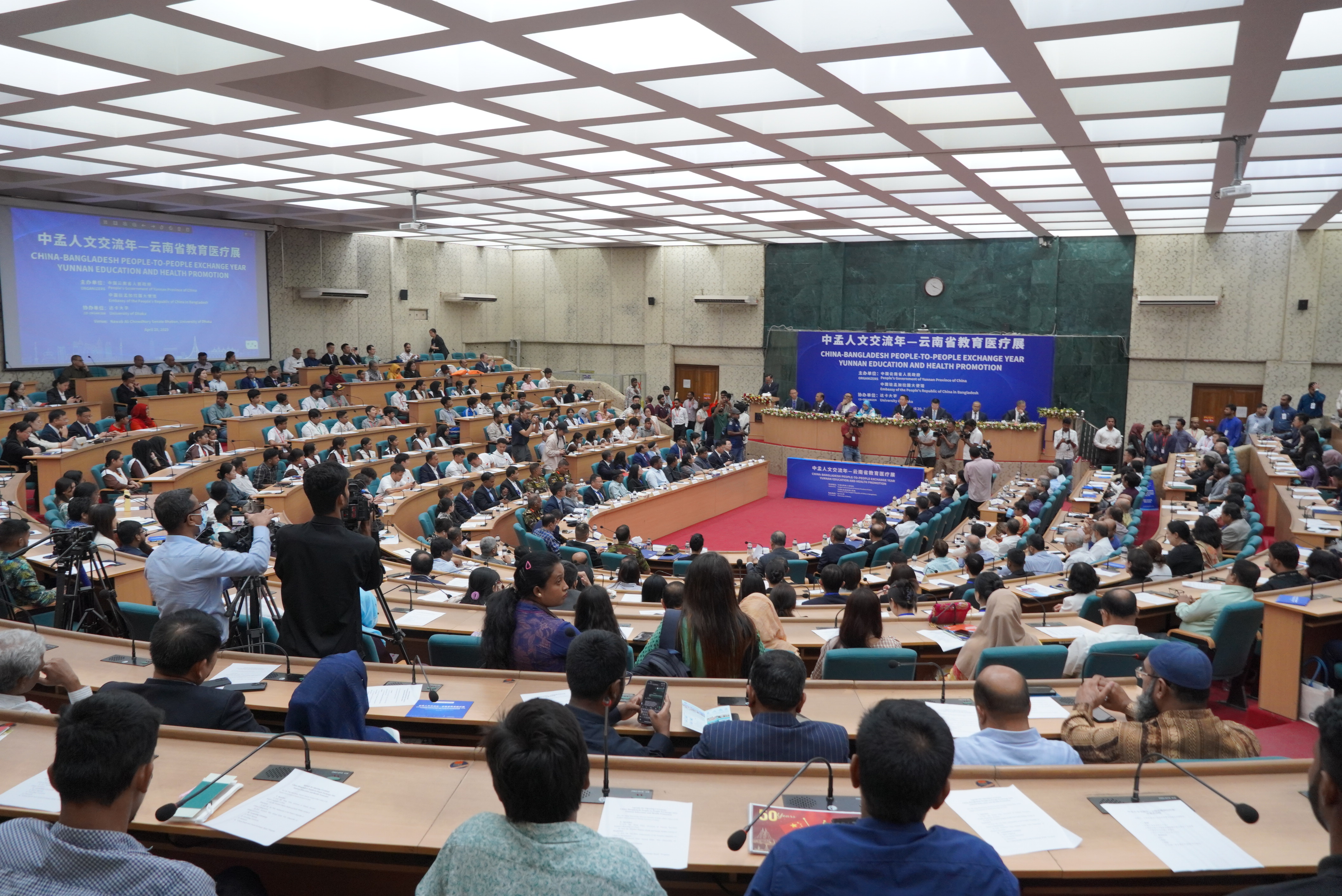 Yunnan University delegation participates in exhibition in Bangladesh