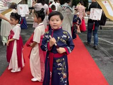 YNU students volunteer to help children 