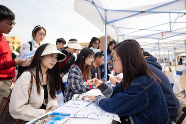 Yunnan University hosts major spring job fair for graduates